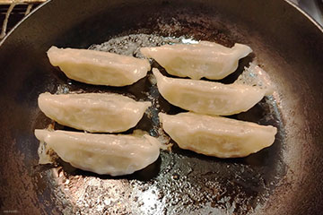 大阪王将 羽根つき餃子 焼いてる最中